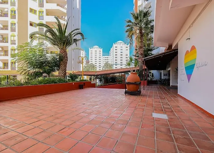 T2 With Pool, 300m From The Portimão