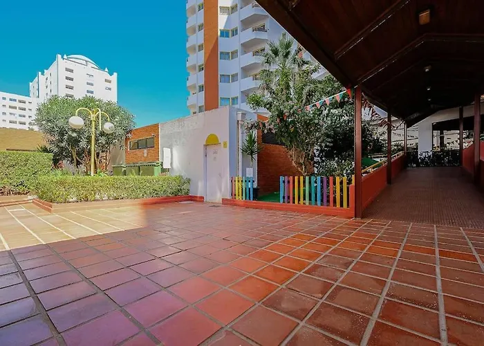 T2 With Pool, 300m From The Portimão