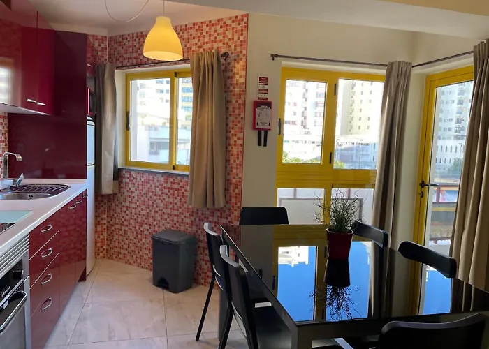 T2 With Pool, 300m From The Portimão